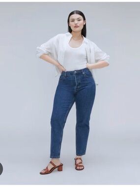 Everlane Curvy 90s Cheeky Straight Jean in Medium Blue